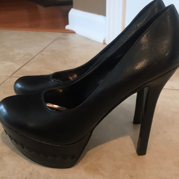 Carlos Santana Shoes - Pre loved Carlos Santana high heels 👠 black pump